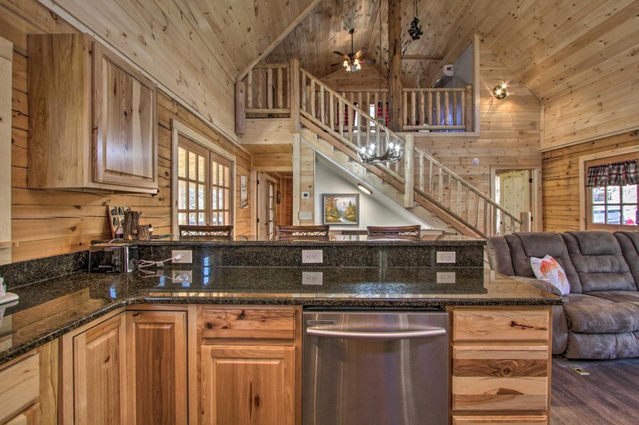 The Phoenix Cabin With Hot Tub In Gatlinburg! Exterior foto